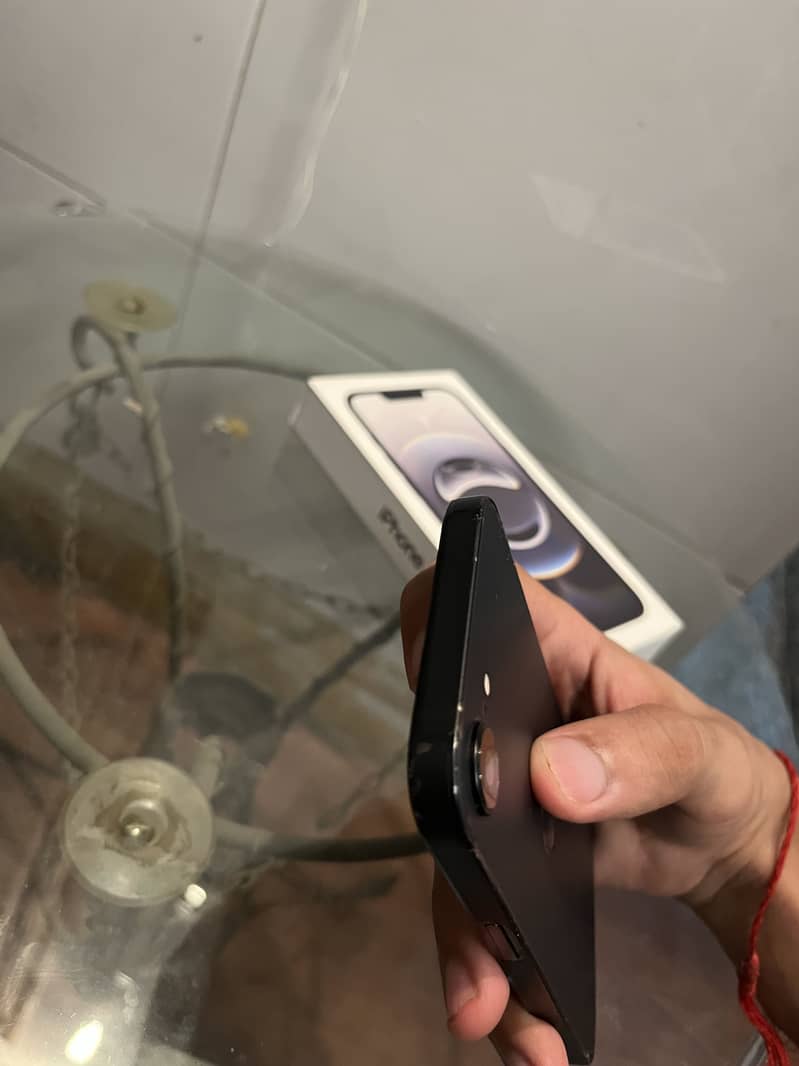 Apple iPhone 16e 2