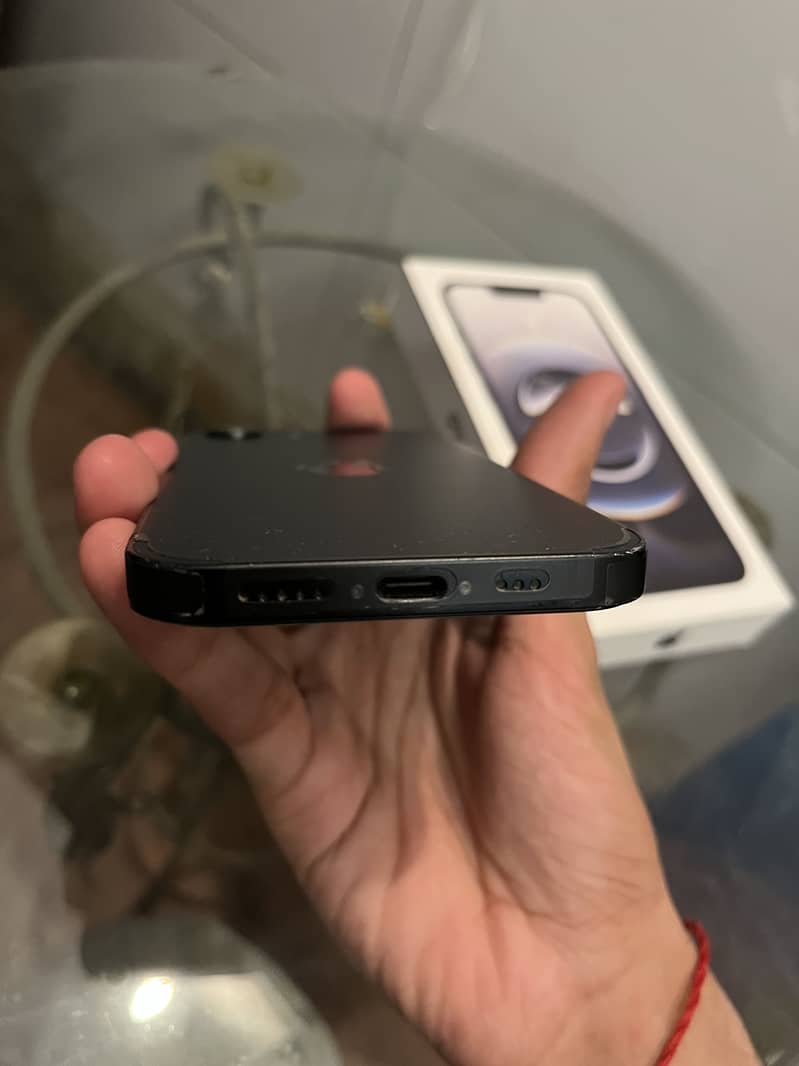 Apple iPhone 16e 3