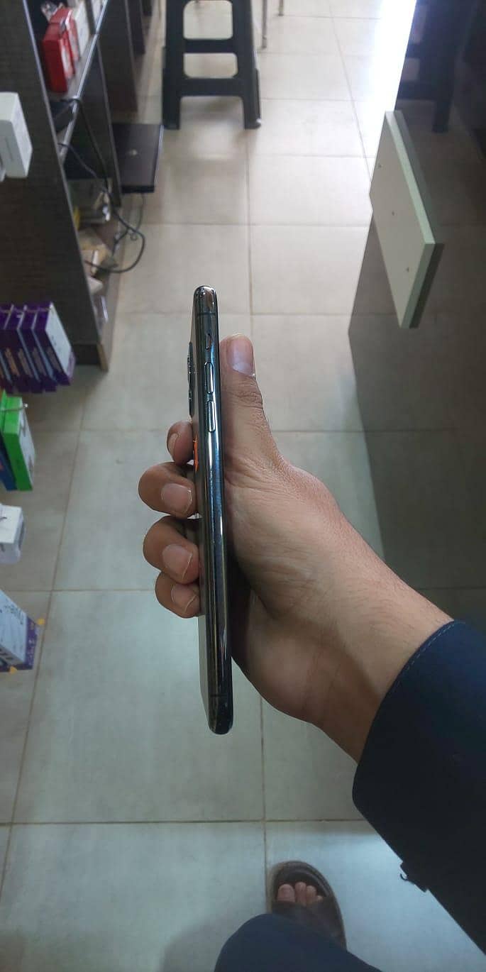Apple iPhone 11 Pro Max 2