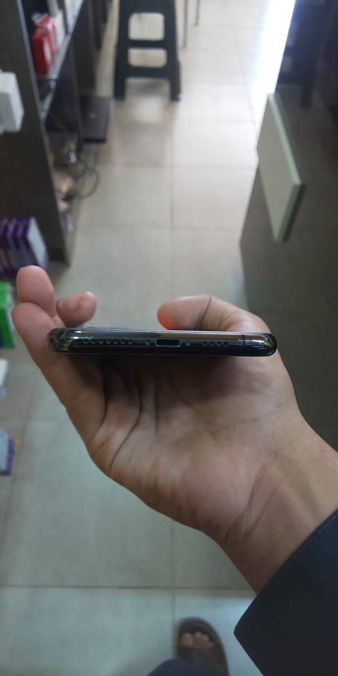 Apple iPhone 11 Pro Max 4