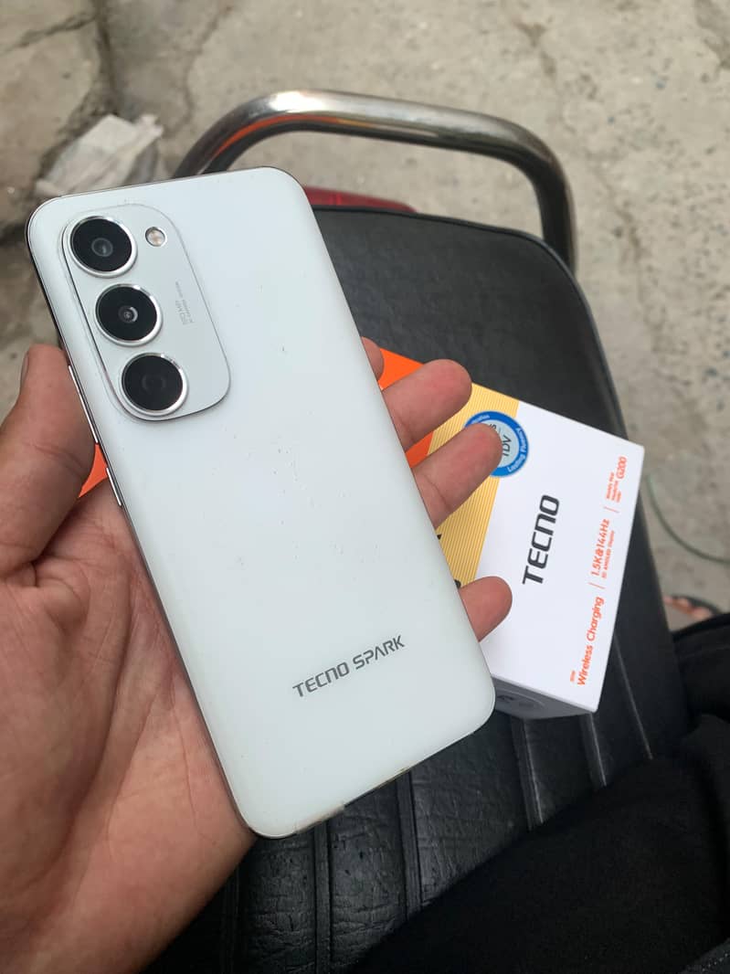 Tecno spark 40 pro plus 4