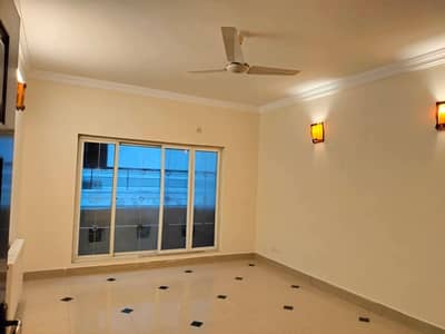 Upper Portion 3 Bedrooms & 3 Bathrooms DD TV Lounge & Kitchen
