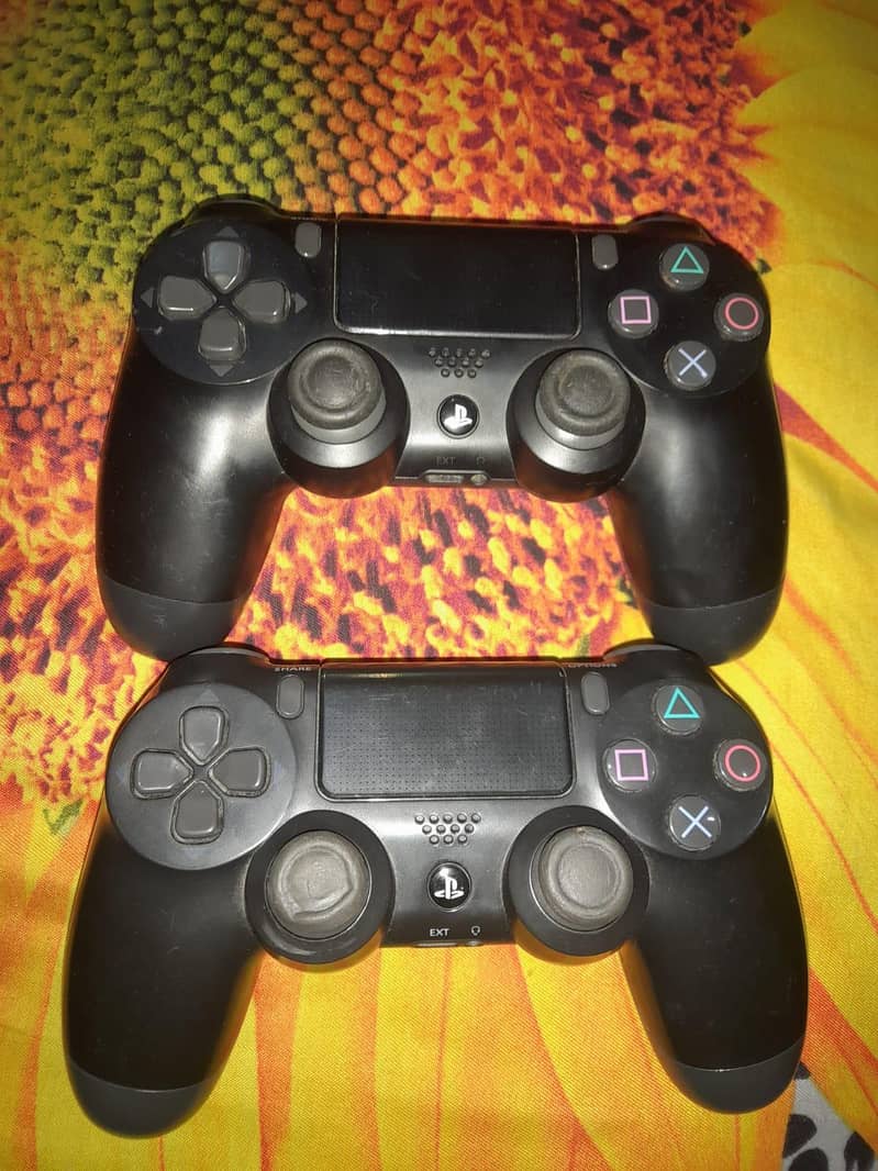 ps4 100℅ orignal controller version 2 or vesion 1 good condition. 0