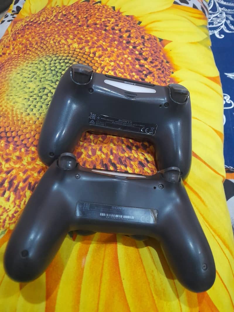 ps4 100℅ orignal controller version 2 or vesion 1 good condition. 1