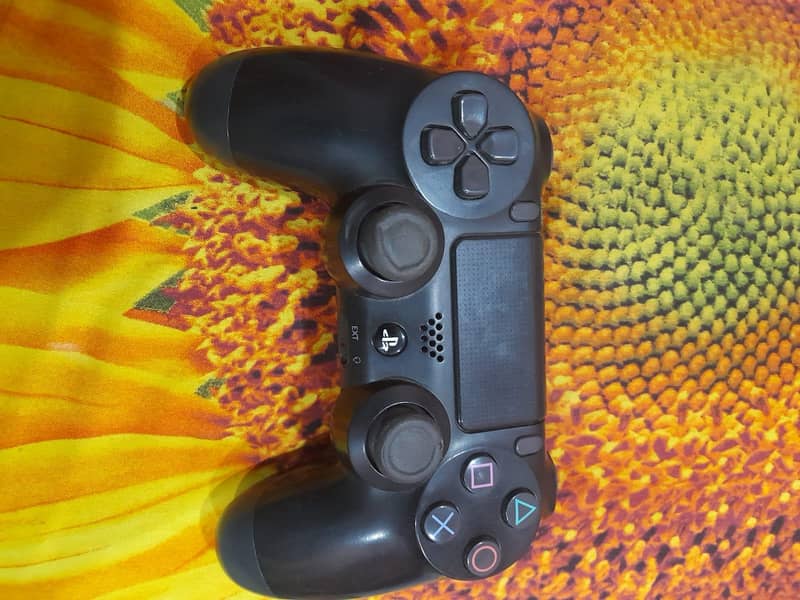 ps4 100℅ orignal controller version 2 or vesion 1 good condition. 2
