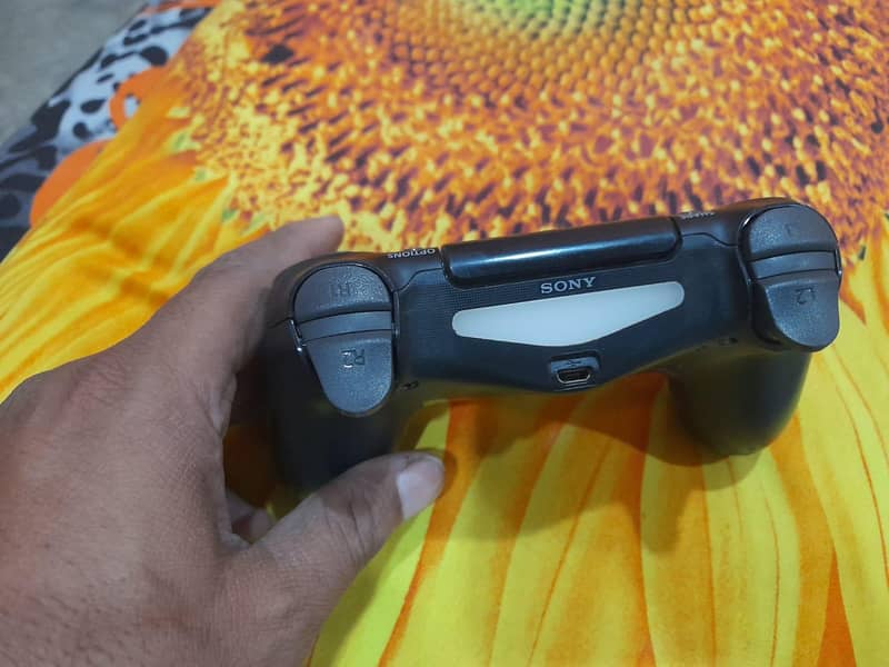 ps4 100℅ orignal controller version 2 or vesion 1 good condition. 3