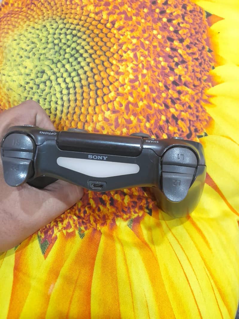 ps4 100℅ orignal controller version 2 or vesion 1 good condition. 4