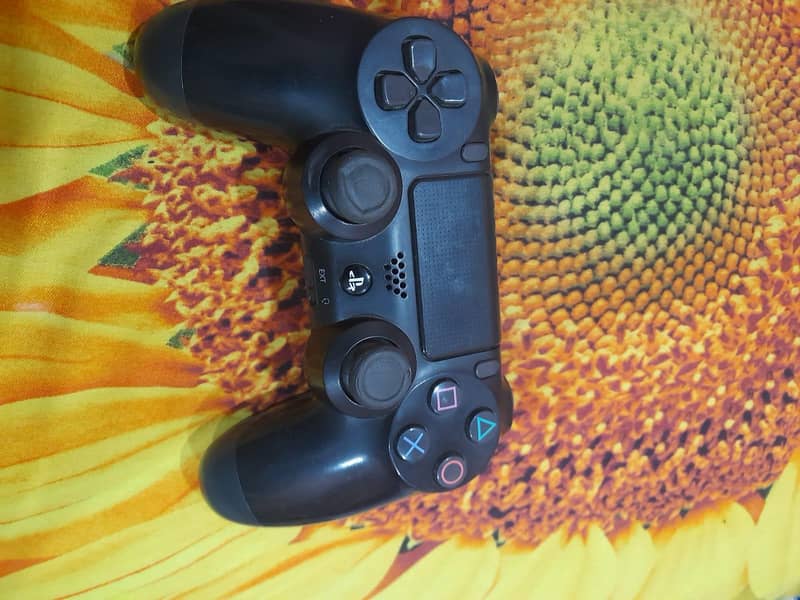 ps4 100℅ orignal controller version 2 or vesion 1 good condition. 5
