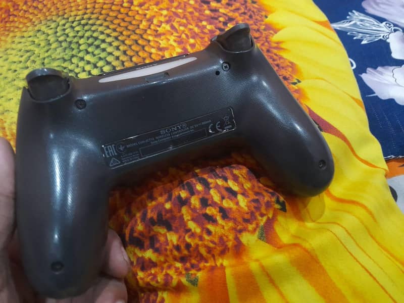 ps4 100℅ orignal controller version 2 or vesion 1 good condition. 6