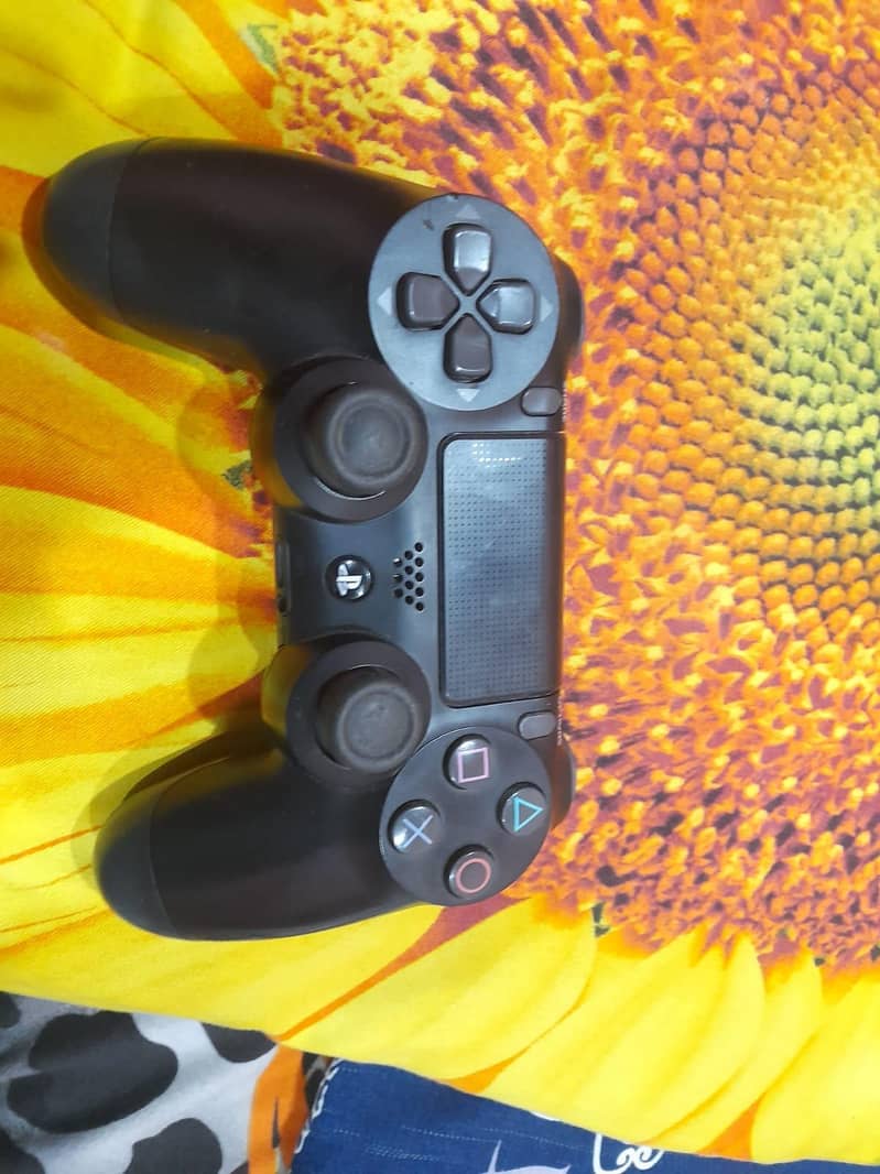 ps4 100℅ orignal controller version 2 or vesion 1 good condition. 7