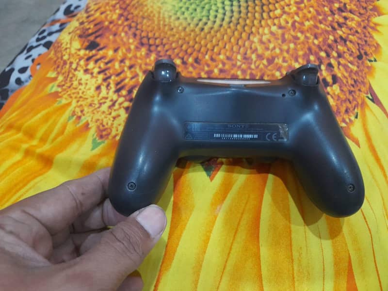 ps4 100℅ orignal controller version 2 or vesion 1 good condition. 8