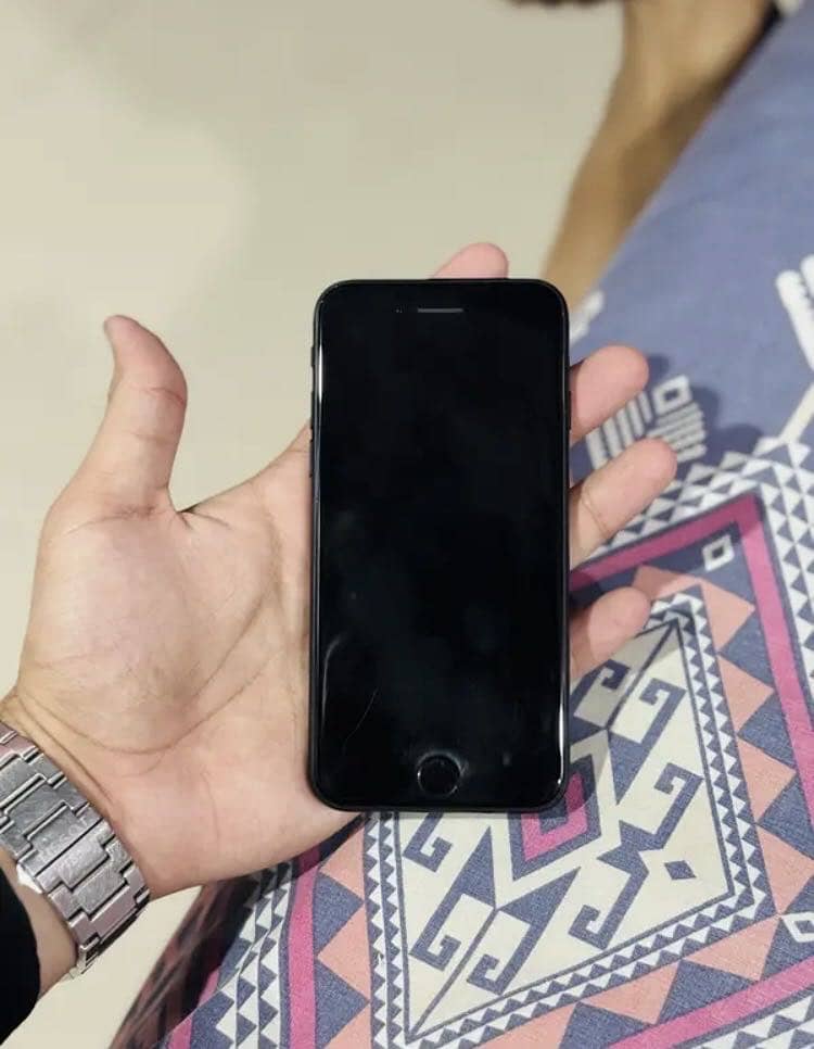Apple iPhone SE 3rd Generation 1