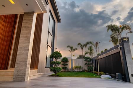 1 KANAL SUPER ULTRA MODREN HOUSE IMPORTED FURNISHED FOR SALE IN DHA PHASE 6