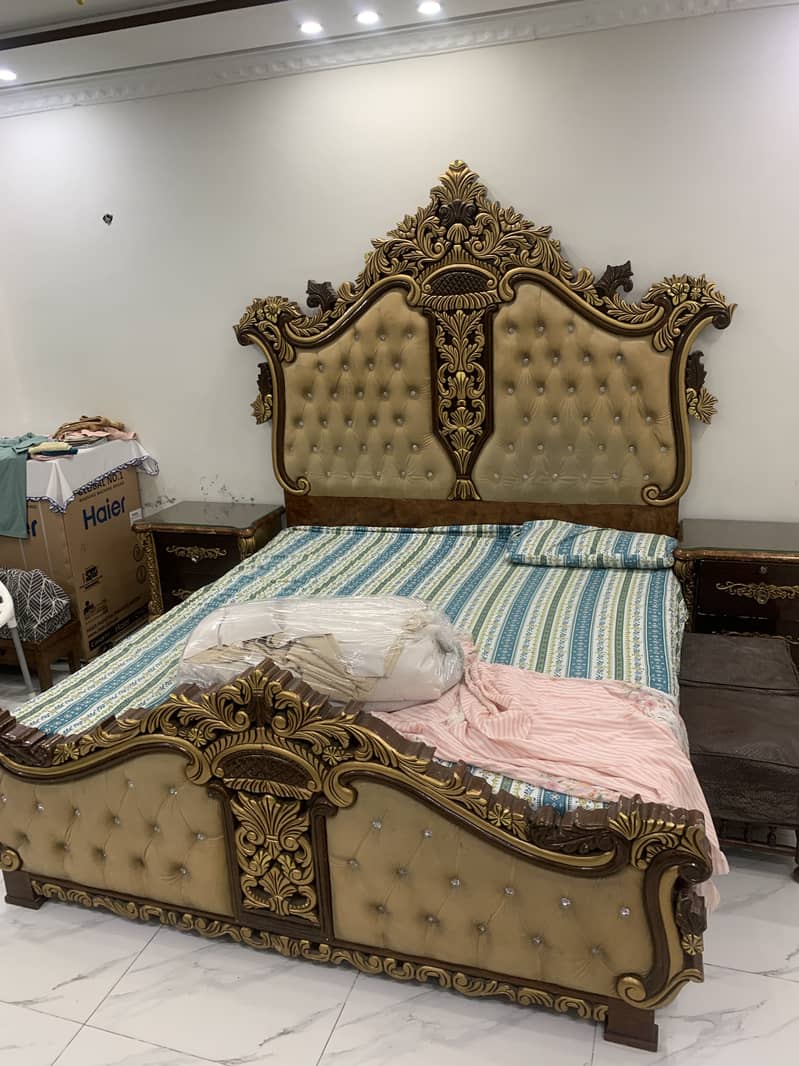 King size bed 0