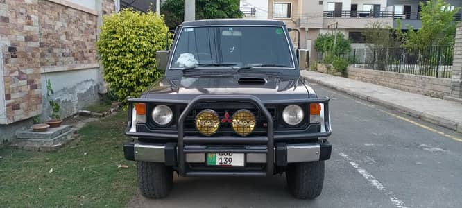 Mitsubishi Pajero 1990
