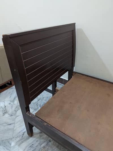 single bed and centre table