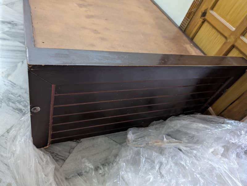 single bed and centre table 1