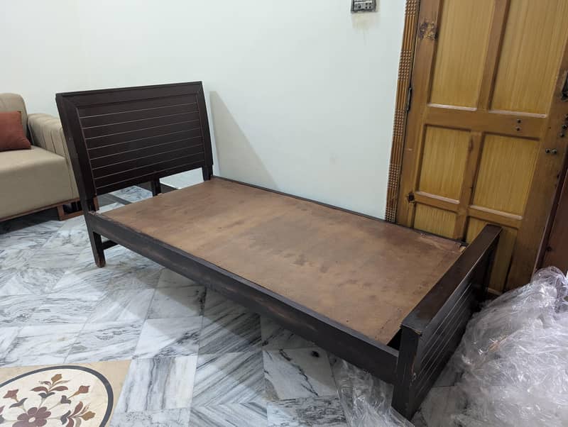 single bed and centre table 3