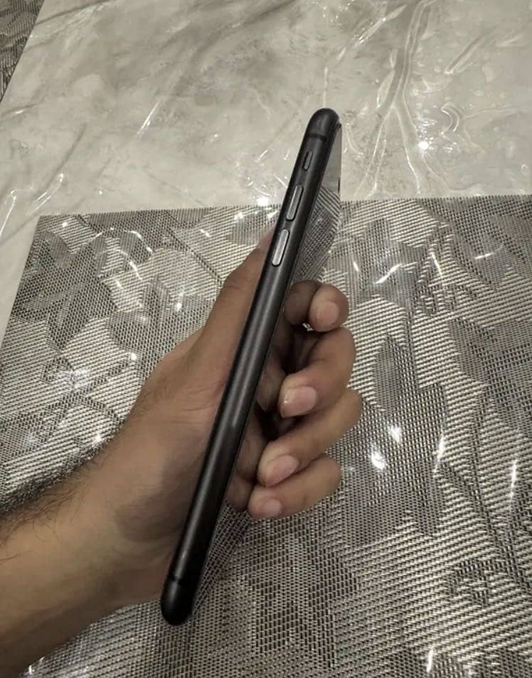 Apple iPhone 11 3