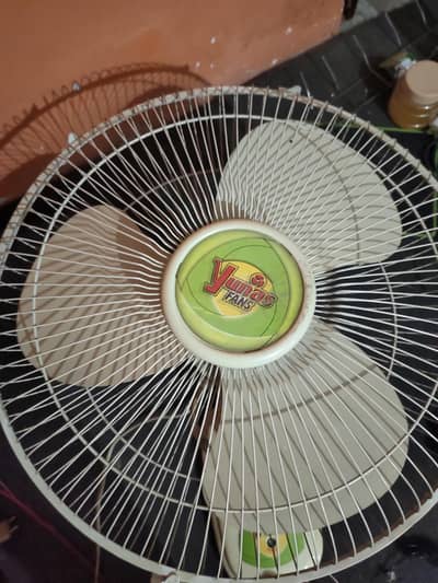 Bracket fan almost brand new 10/10