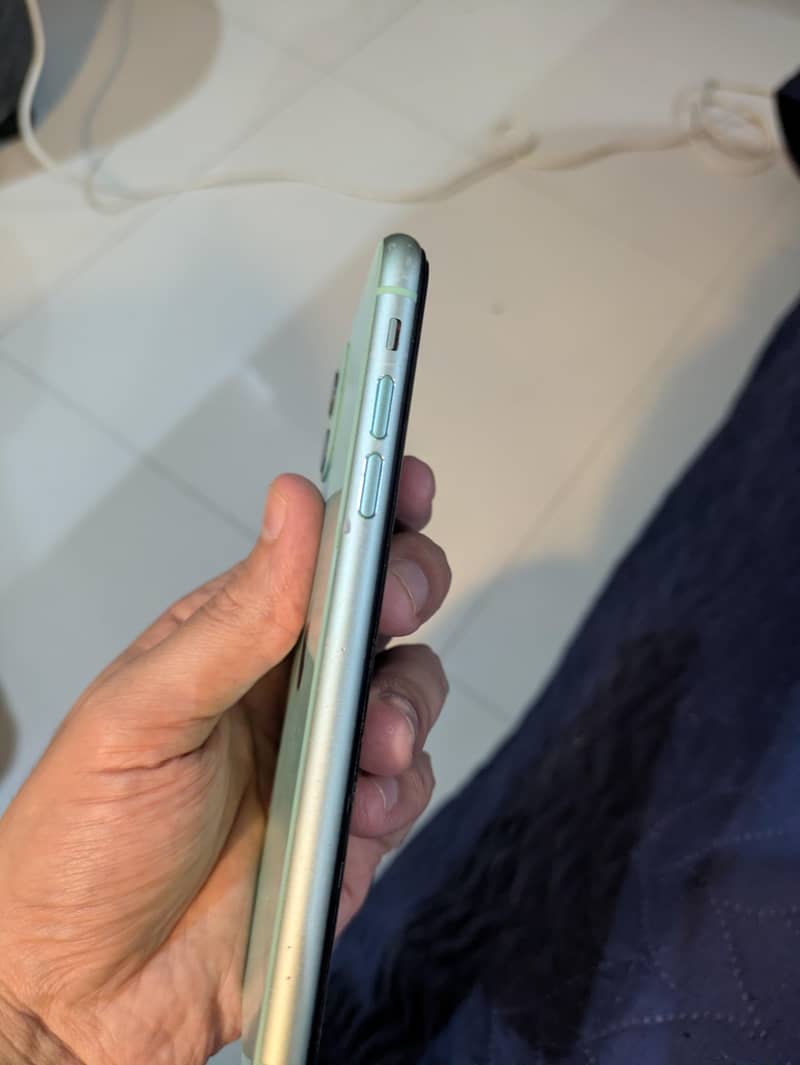 Apple iPhone 11 4