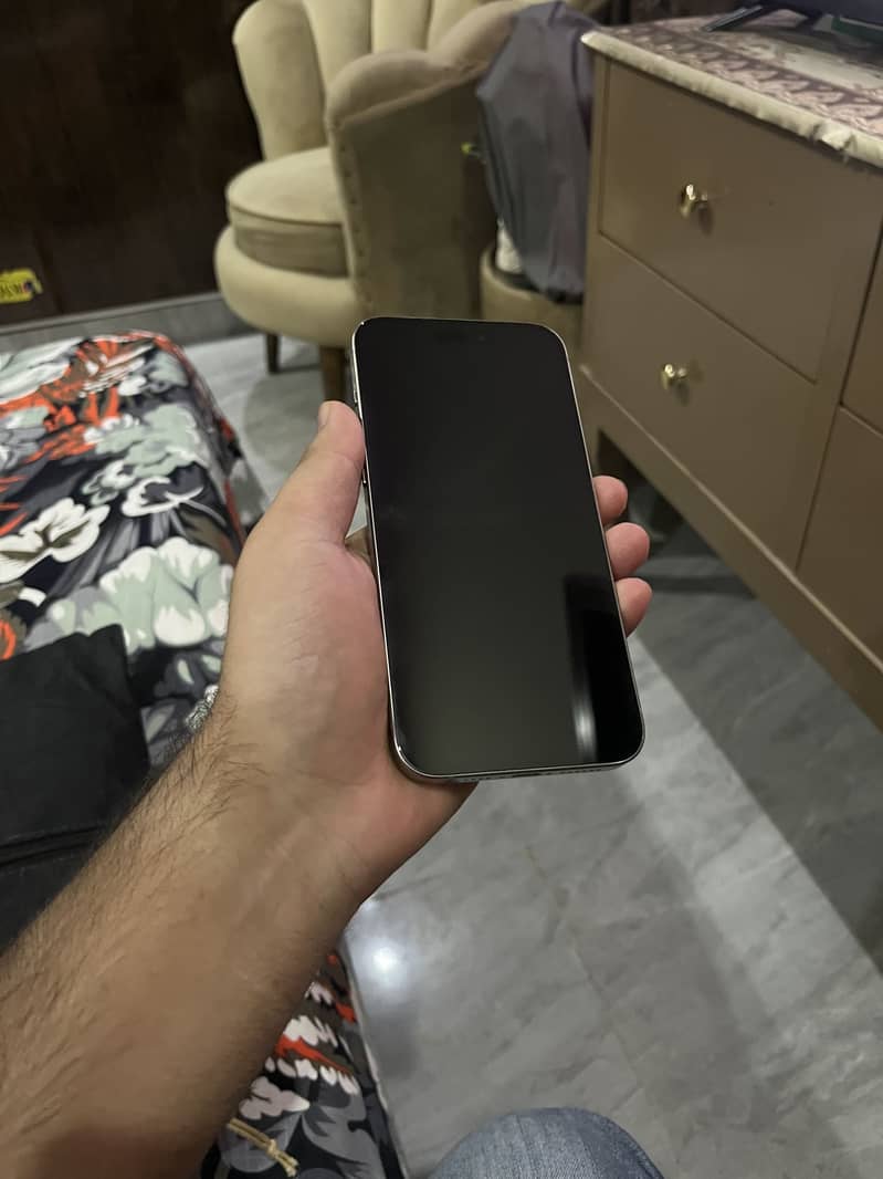 Apple iPhone 15 Pro Max 4
