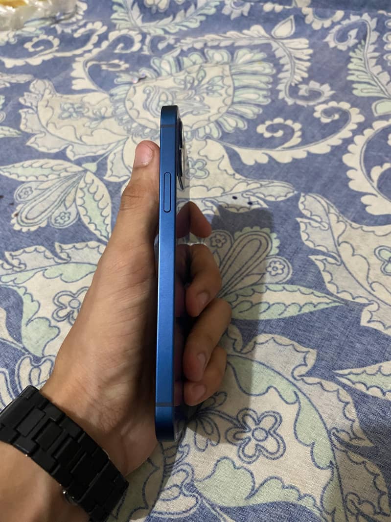 Apple iPhone 12 3