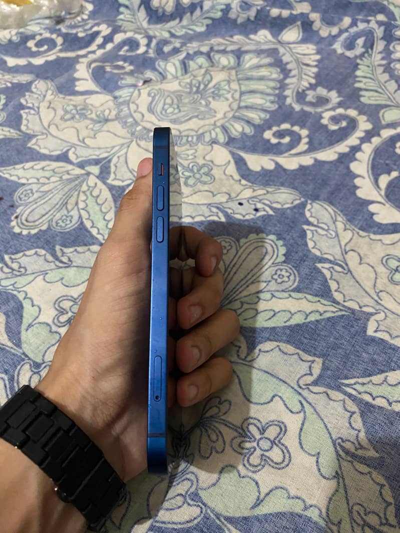 Apple iPhone 12 4