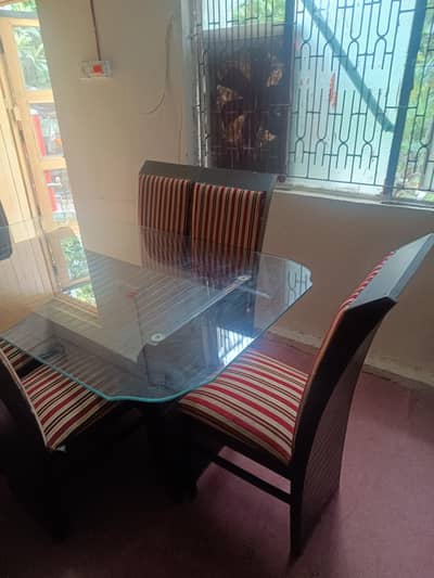 sale of dining table with 6 chairs