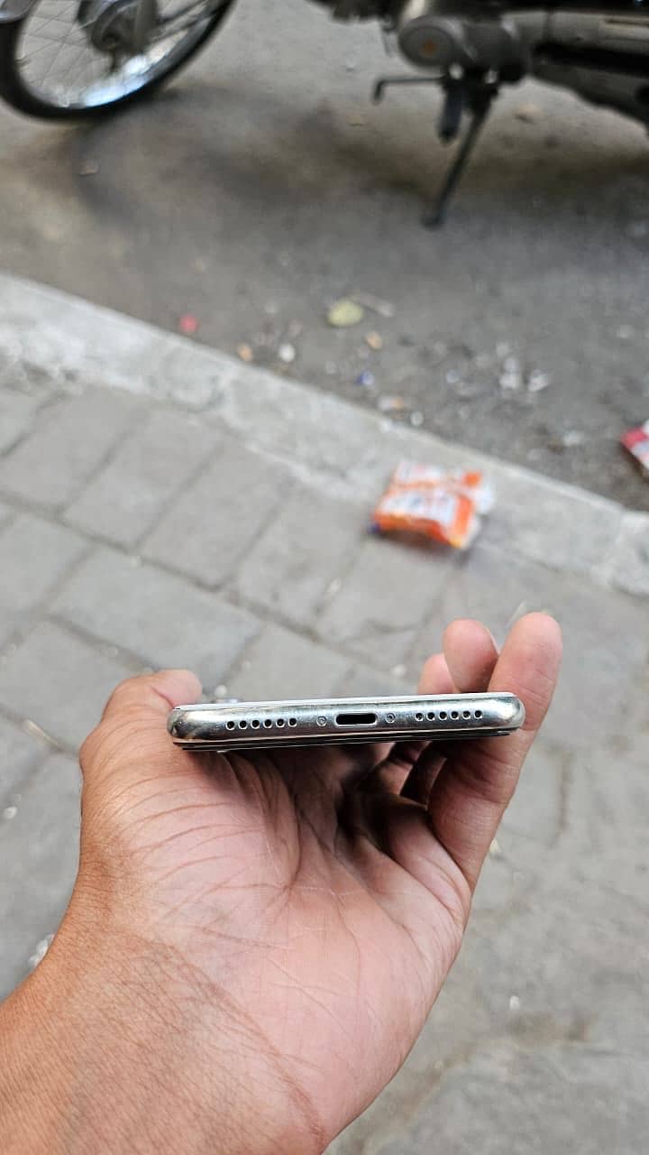 Apple iPhone X 5