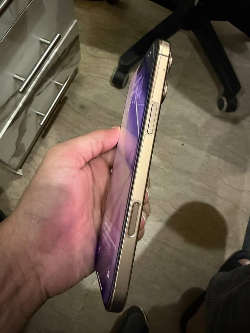 Apple iPhone 16 Pro Max 4