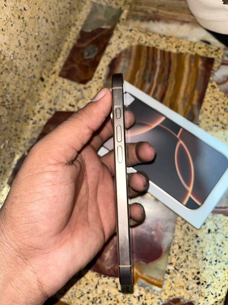 Apple iPhone 16 Pro 0
