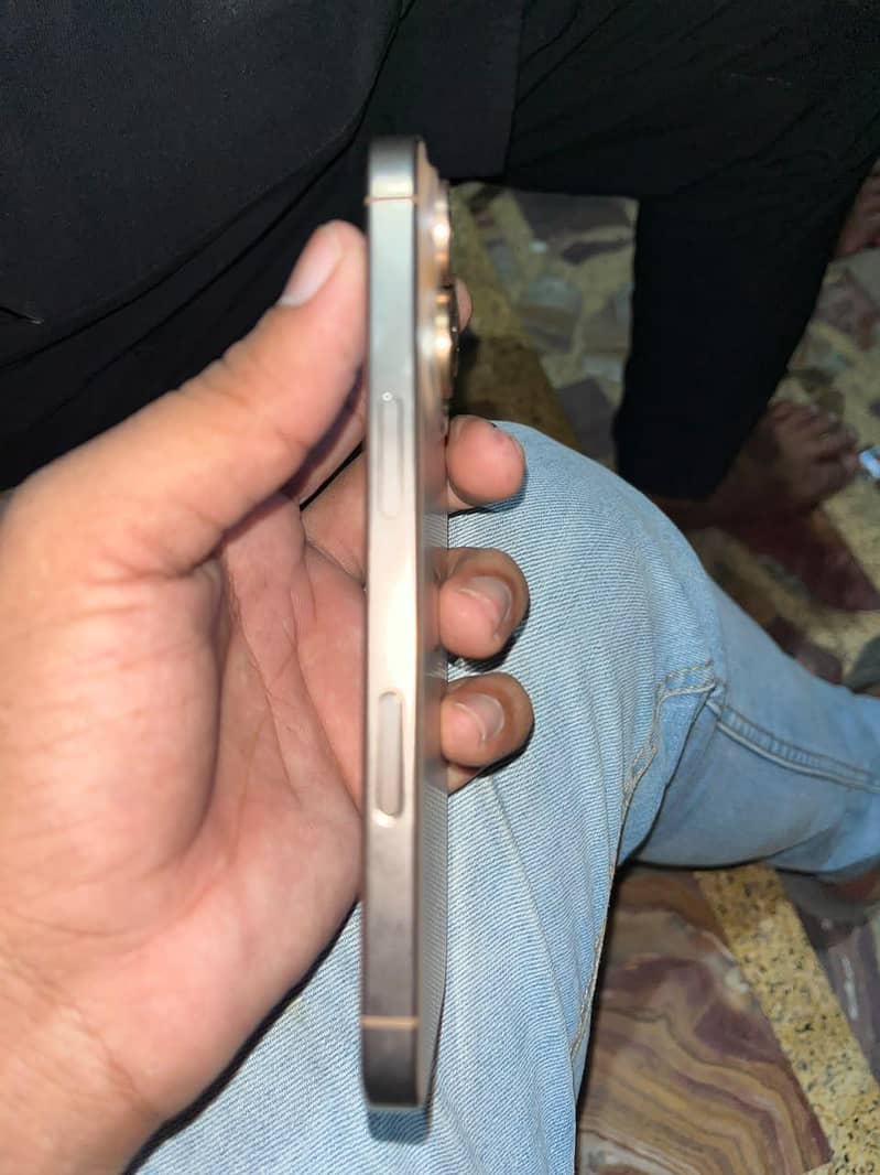 Apple iPhone 16 Pro 3