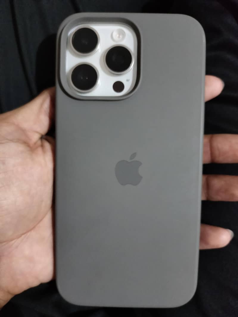 Apple iPhone 15 Pro Max 3