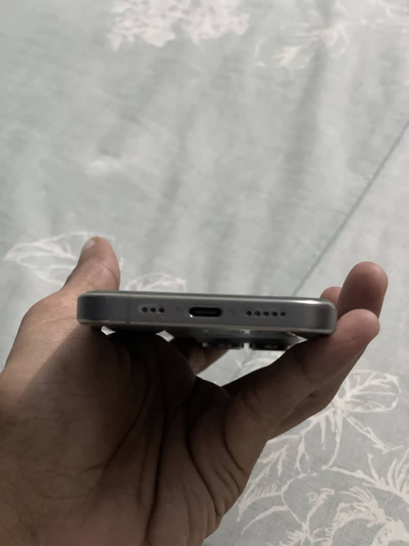 Apple iPhone 16 Pro 3