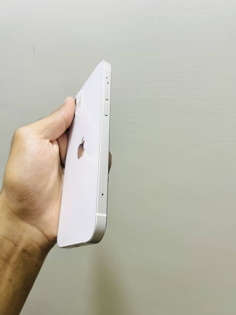 Apple iPhone 12 4