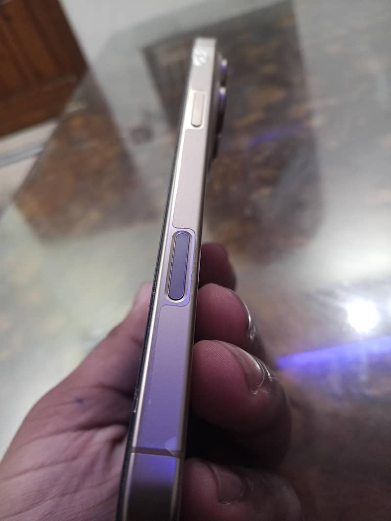 Apple iPhone 16 Pro 3