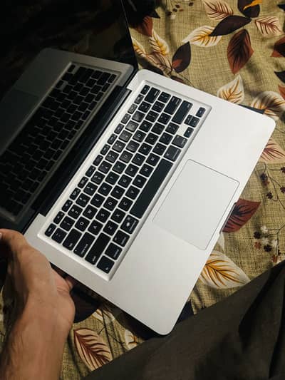 Apple MacBook Pro 13.3-inch Intel HD Graphics 4000 Slim & Portable Lap