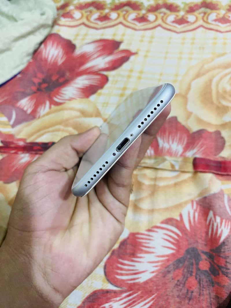 Apple iPhone 8 Plus 4