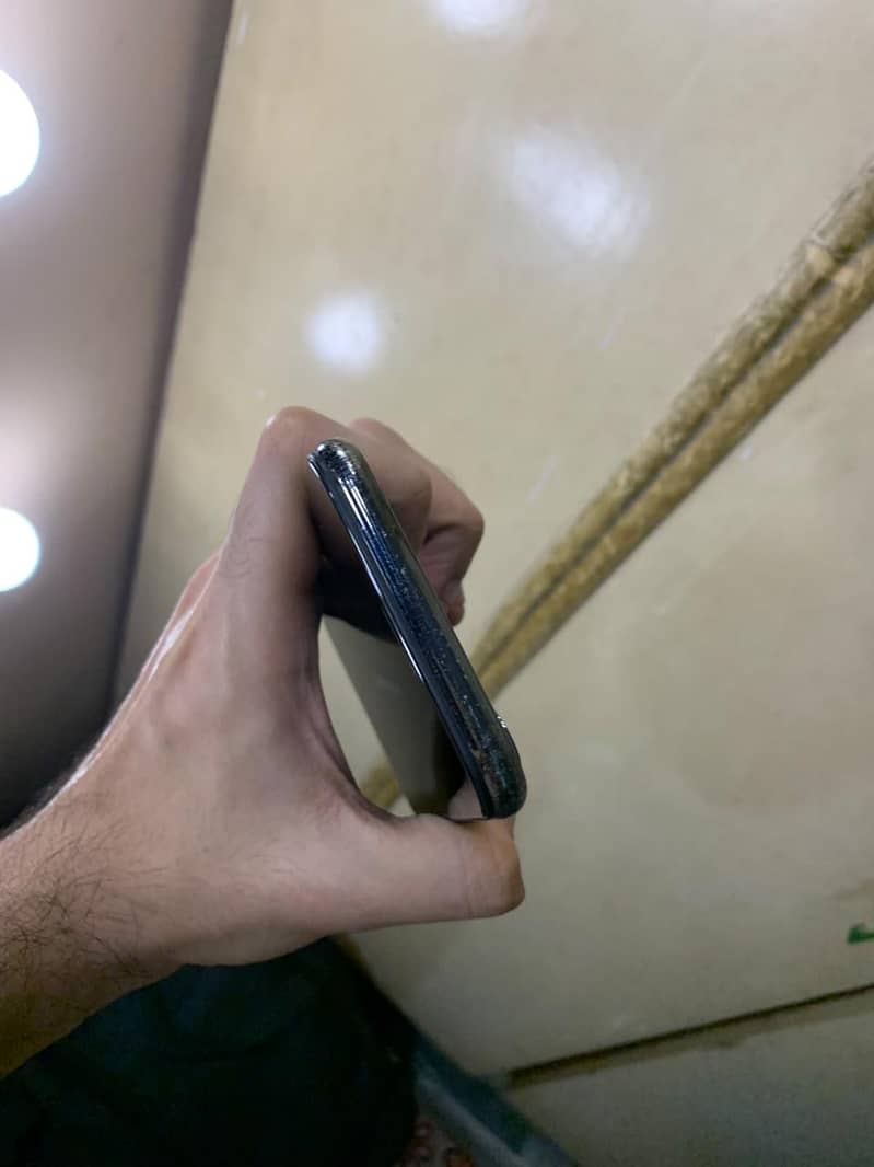 Apple iPhone X 4