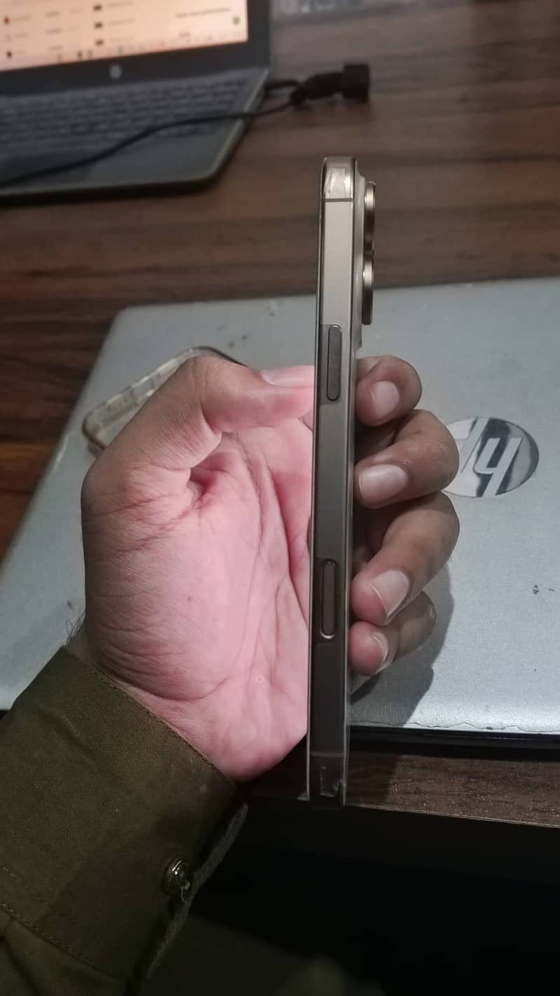 Apple iPhone 16 Pro Max 2