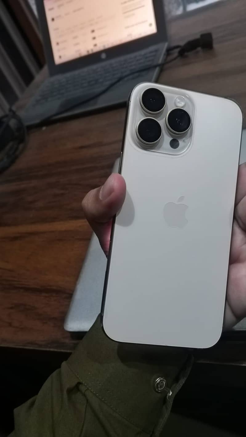 Apple iPhone 16 Pro Max 4