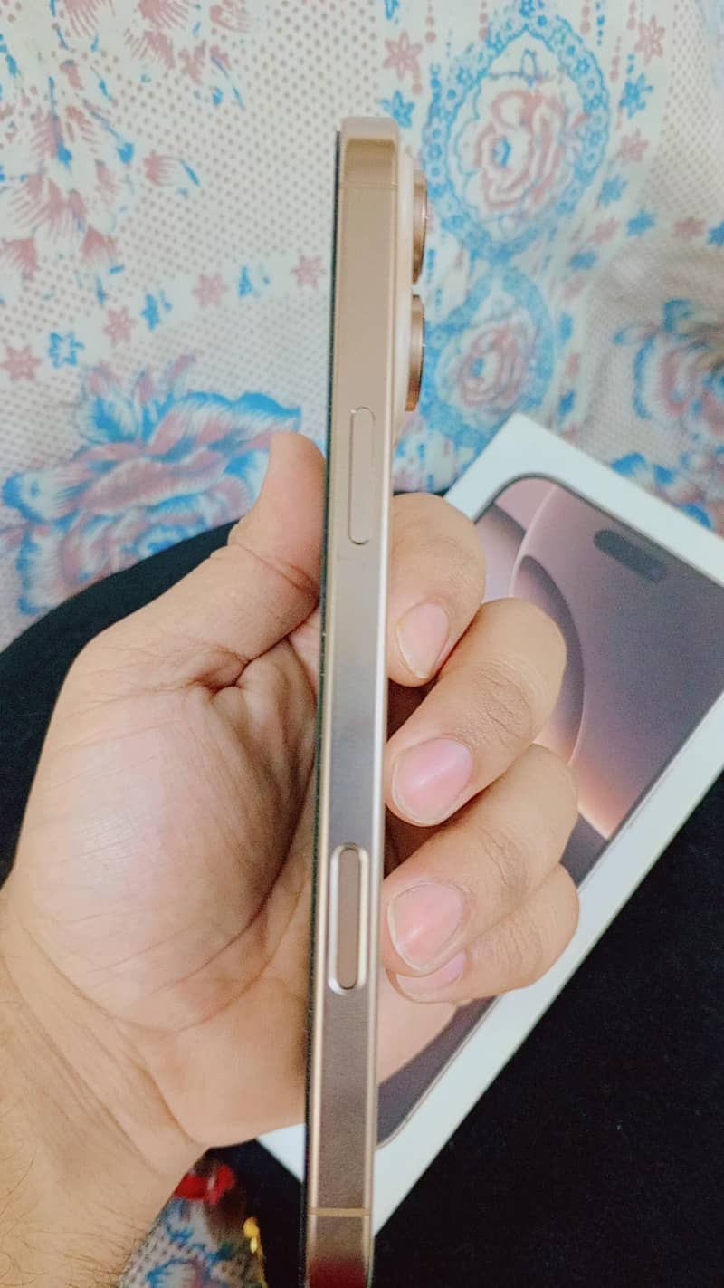 Apple iPhone 16 Pro Max 4
