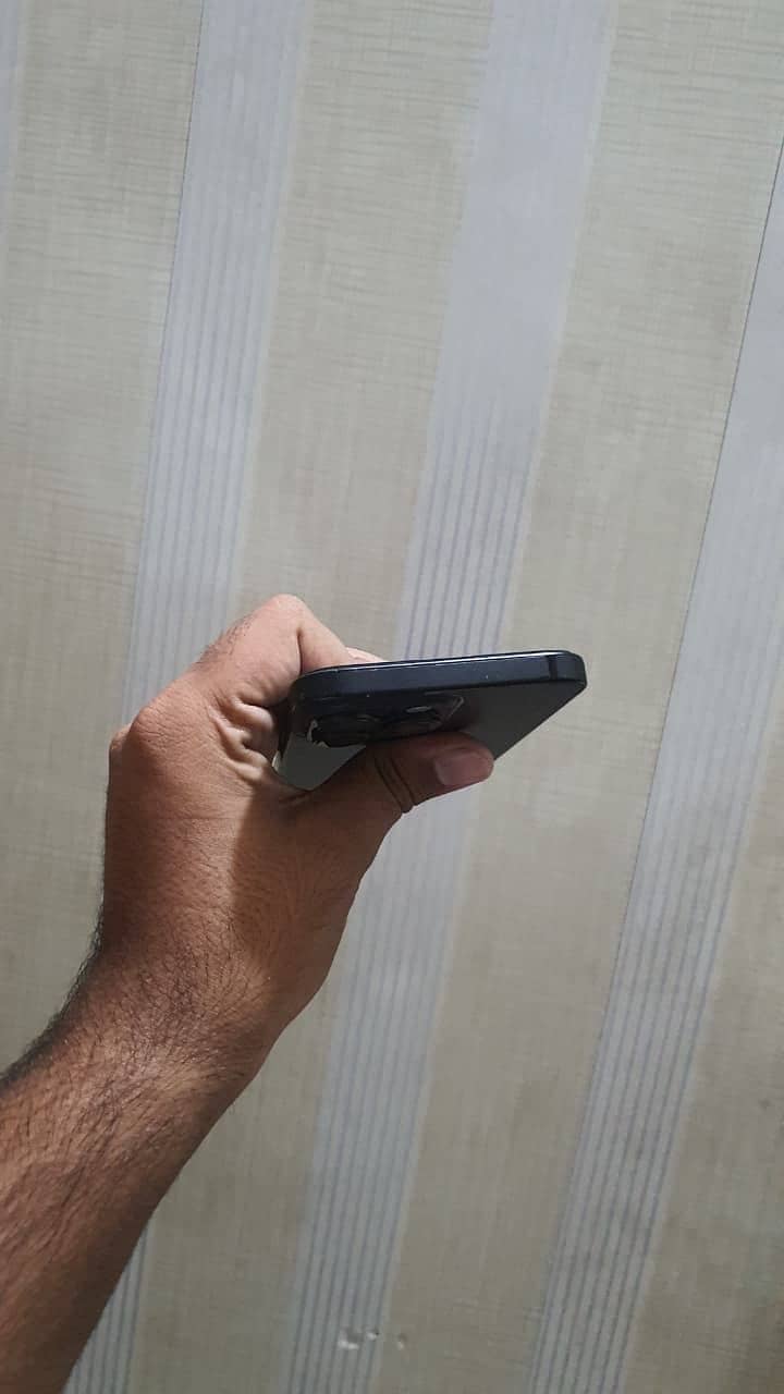 IPHONE 16 PRO MAX BLACK TITANIUM 4