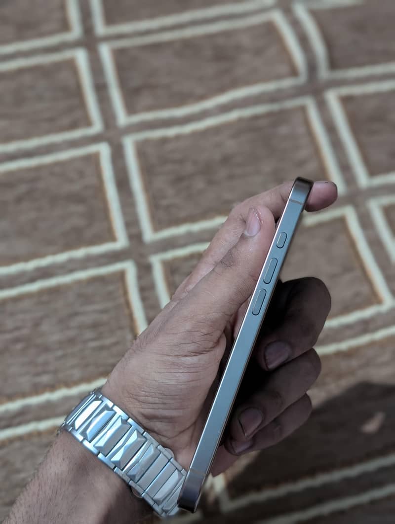 Apple iPhone 16 Pro 3