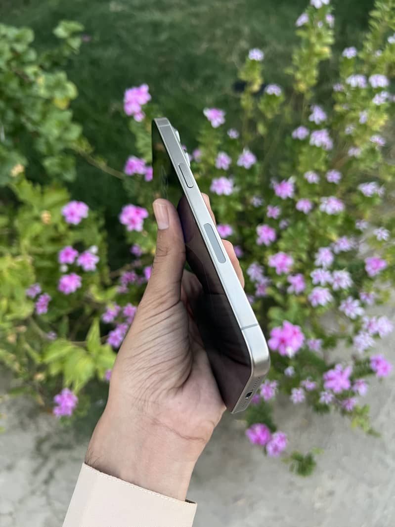 Apple iPhone 15 Pro Max 2