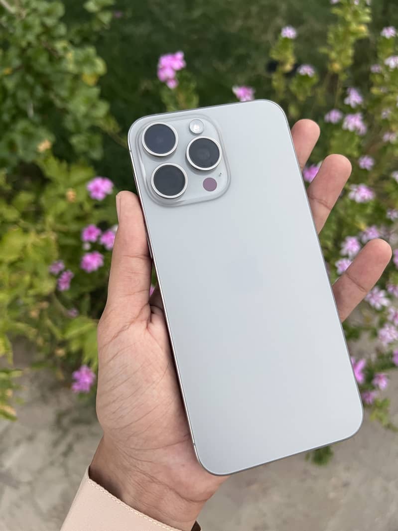 Apple iPhone 15 Pro Max 3