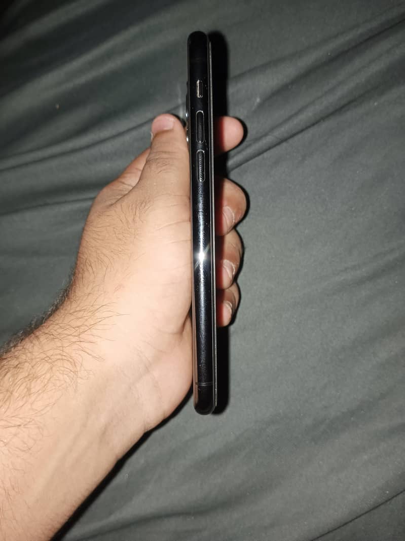 Apple iPhone 11 Pro 4
