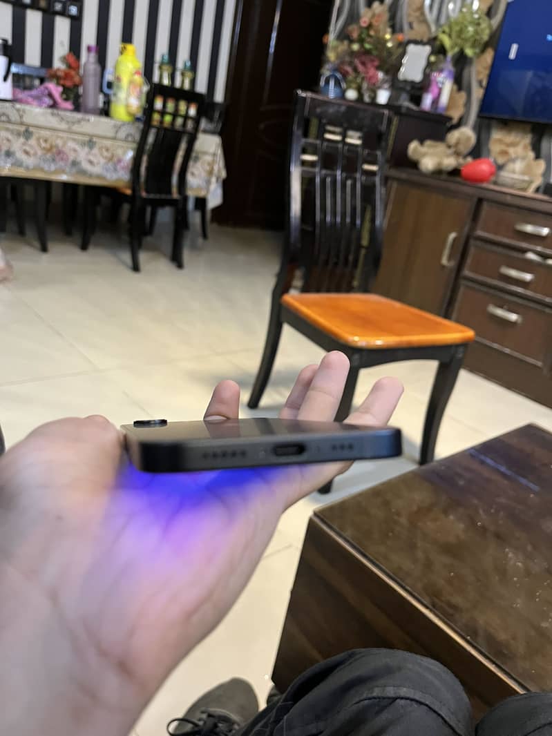 Apple iPhone 16e 1