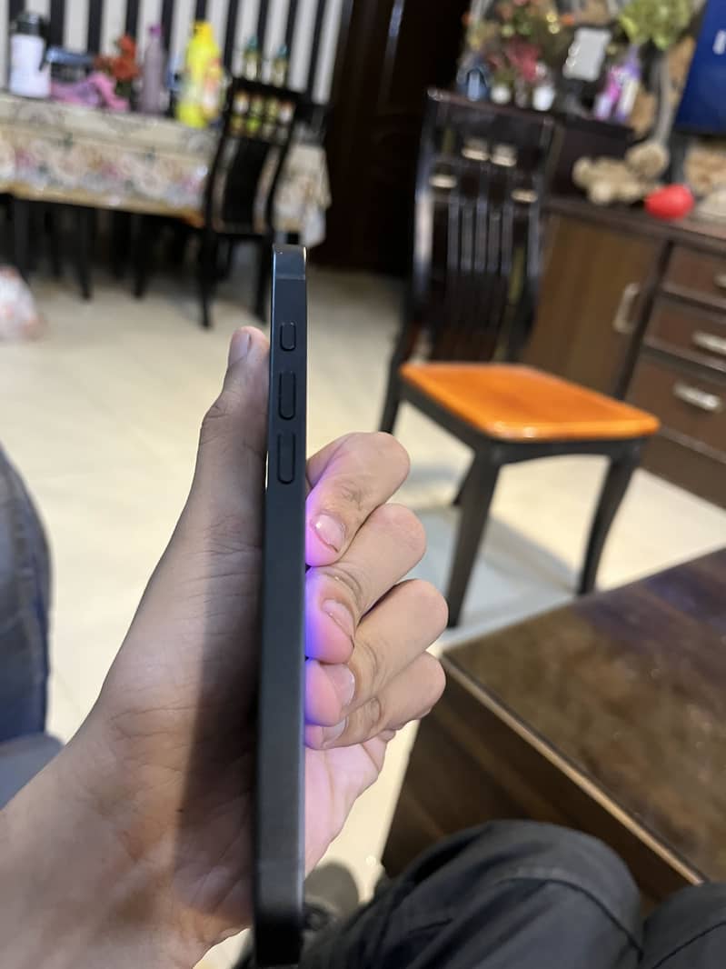 Apple iPhone 16e 2